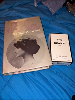 CHANEL N°5 Eau de Parfum Spray -perfume and book bundle